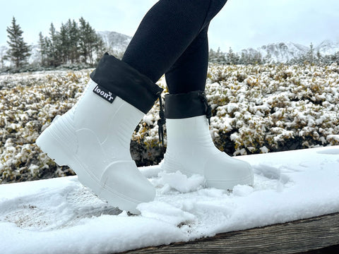 High in the Rocky Mountains, where the air is thin and the snow runs deep, there exists a boot—a wild, unapologetic beast known as Loon’r. This isn’t just a boot; it’s a declaration against the soul-crushing monotony of winter. You see, winter doesn’t have to be an endless grind of frostbite and despair. No, with Loon’r, it’s a damn adventure.